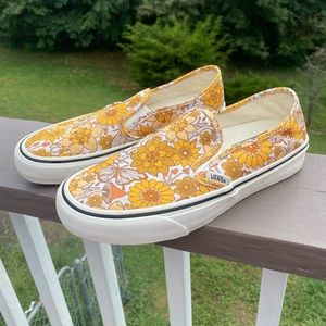 Trippy Floral Slip On Vans 
Size: 6.5 Men = 8.0 Women 
Color: Multi/Marshmallow
